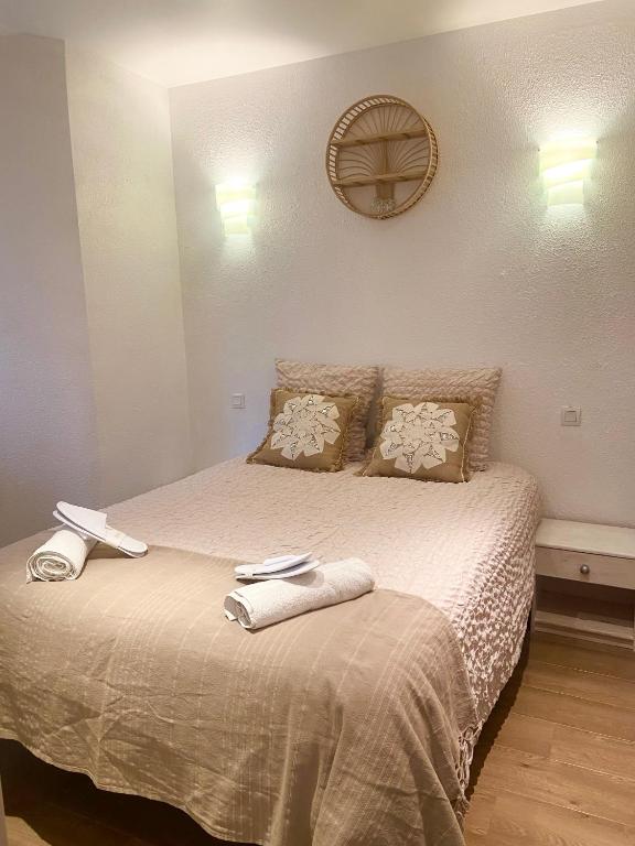 a bedroom with a bed with two towels on it at La Petite Vernoelle in Prémilhat