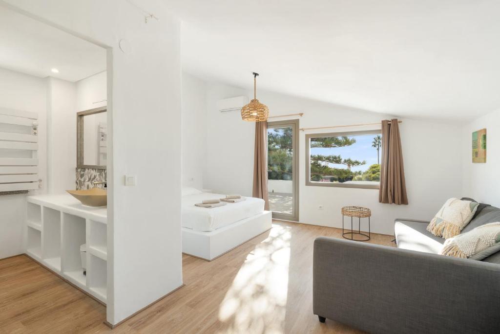 un soggiorno bianco con divano e lavandino di Bed & Breakfast in Villa Eden Palm a Benalmádena