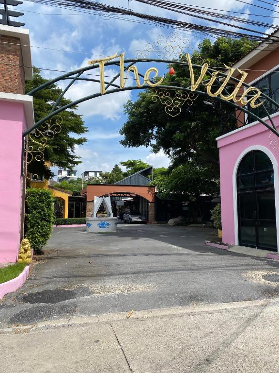 un cartel que dice el pueblo frente a un edificio en เดอะวิลล่า71 รีสอร์ท, en Ban Zong Katiam