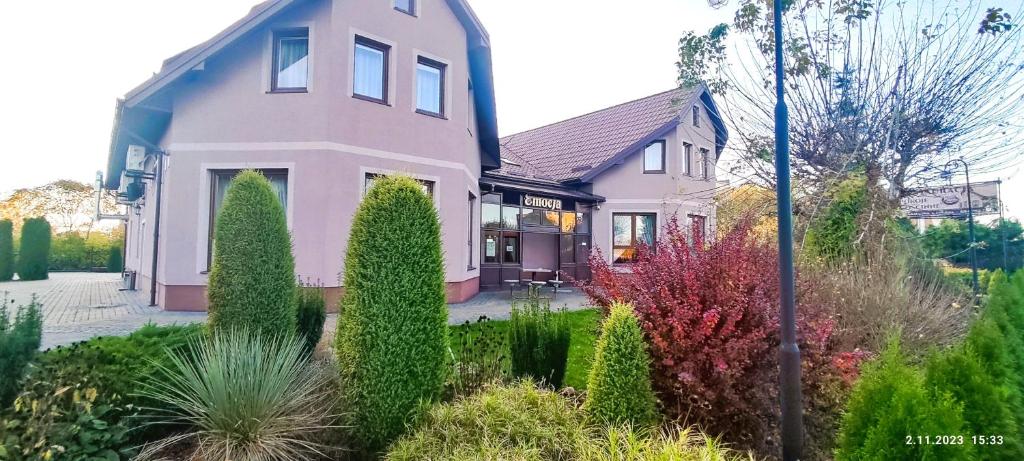 una casa con un jardín delante de ella en Pensjonat Emocja, en Łęczna