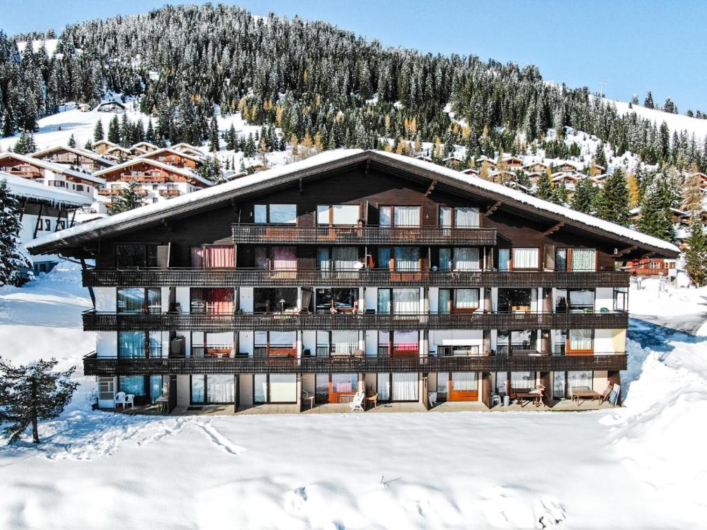 an apartment building in the snow in the mountains at Ferienwohnung Königsleiten 25 - Top 44 in Königsleiten