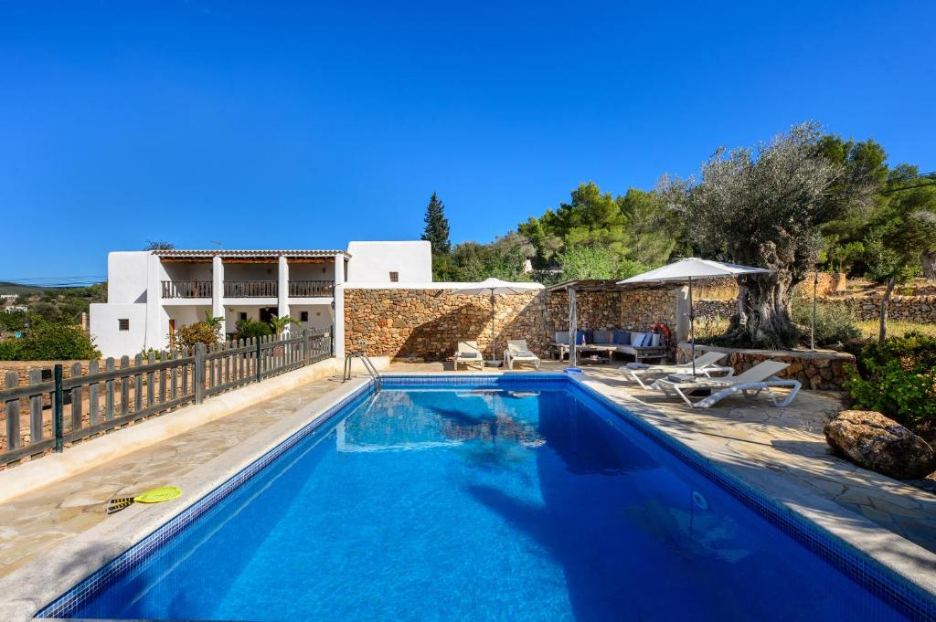 een zwembad voor een huis bij New! Villa Na Ribes in Sant Carles de Peralta