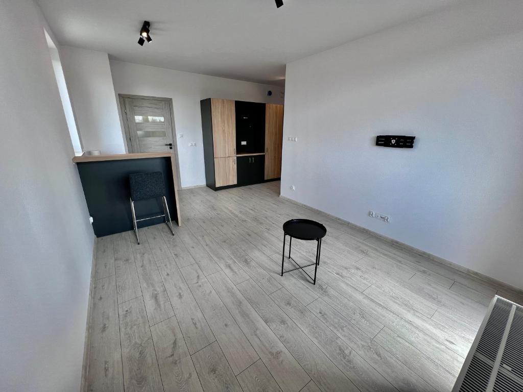 pusty pokój z dwoma krzesłami i ladą w obiekcie Apartaments Baltycka 37 - Rzeszow w mieście Rzeszów