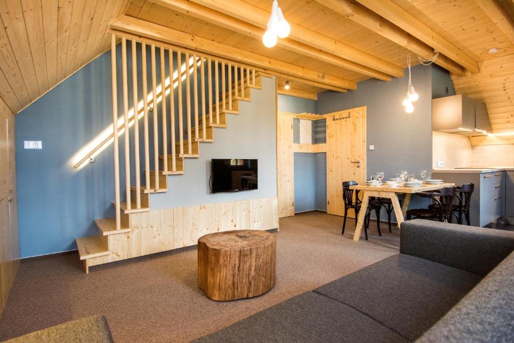 Część wypoczynkowa w obiekcie Apartmány Severák Smrk ex Apartment Loucky