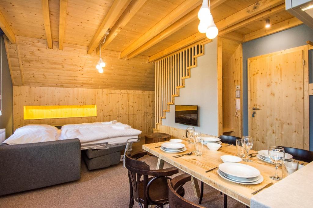 Pokój ze stołem i łóżkiem w obiekcie Apartmány Severák Smrk ex Apartment Loucky w mieście Janov nad Nisou