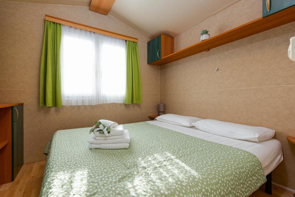 Łóżko lub łóżka w pokoju w obiekcie CAMP MRKVA MOBILE HOMES with POOL