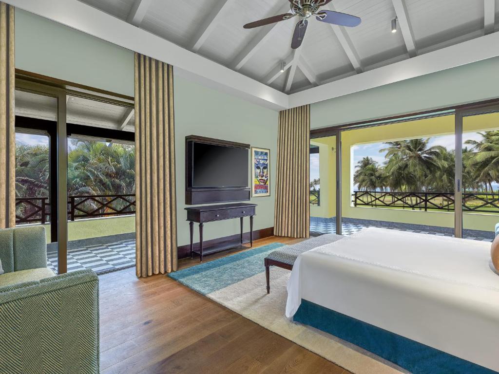 Uma televisão e/ou sistema de entretenimento em ITC Grand Goa, a Luxury Collection Resort & Spa, Goa