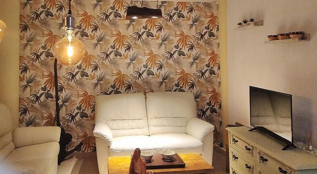 salon z białym krzesłem i telewizorem w obiekcie Casa Noray 18 w mieście Playa Honda
