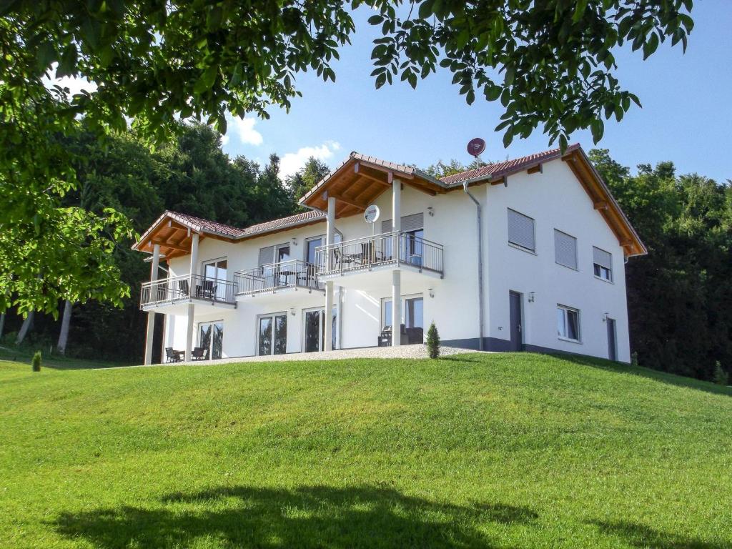 een groot wit huis op een grasheuvel bij Hof am Horn - Fewos in der Natur in Laichingen