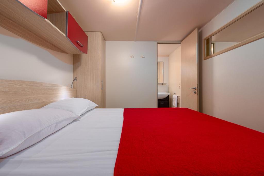 Łóżko lub łóżka w pokoju w obiekcie CAMP MRKVA MOBILE HOMES with POOL