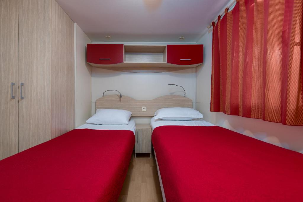 Łóżko lub łóżka w pokoju w obiekcie CAMP MRKVA MOBILE HOMES with POOL