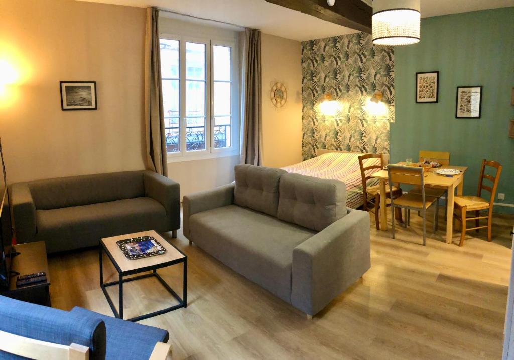 a living room with a couch and a bed at L'Horizon Dieppois- Port et Plage - Proxy Gare in Dieppe