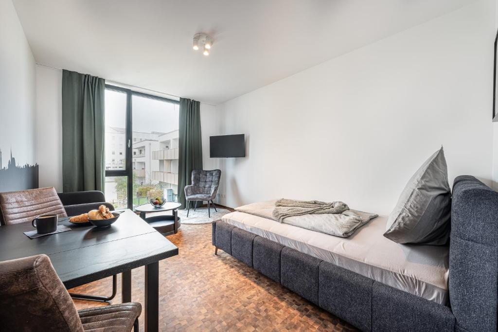 ein Wohnzimmer mit einem Sofa und einem Tisch in der Unterkunft Baker`s Home in Augsburg