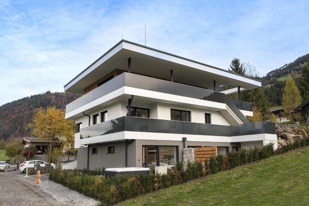 una casa blanca en la cima de una colina en Bachgeflüster, en Itter