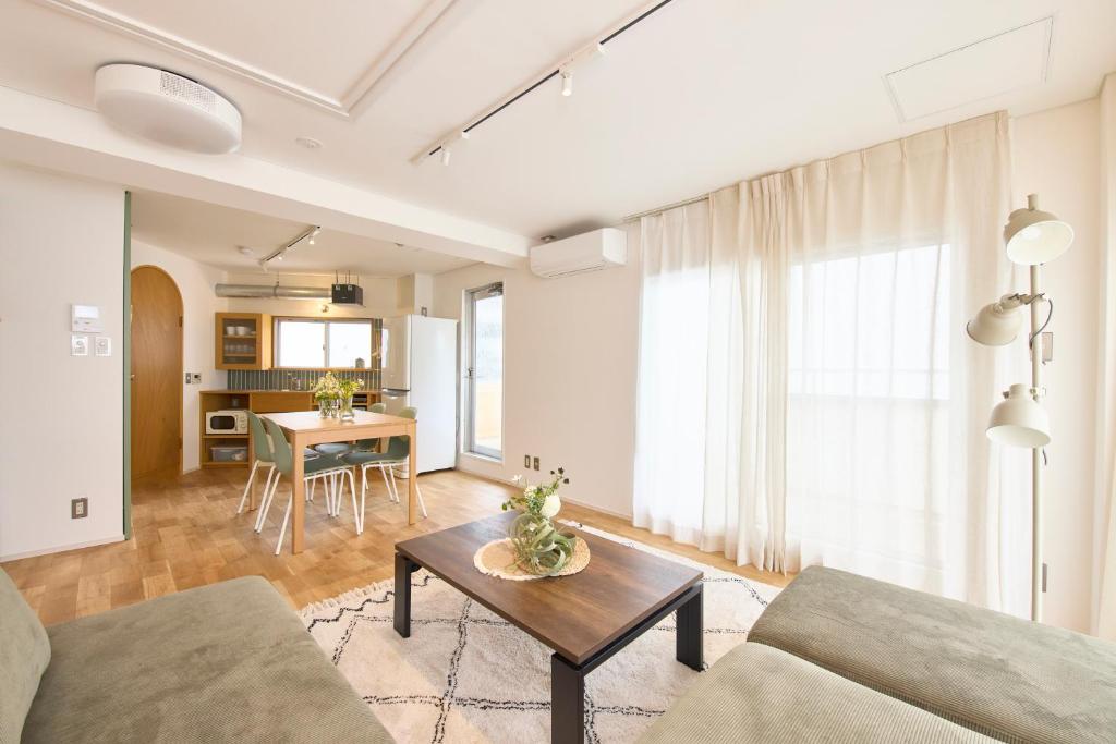 大阪的住宿－BANBOO HOUSE，客厅配有沙发和桌子