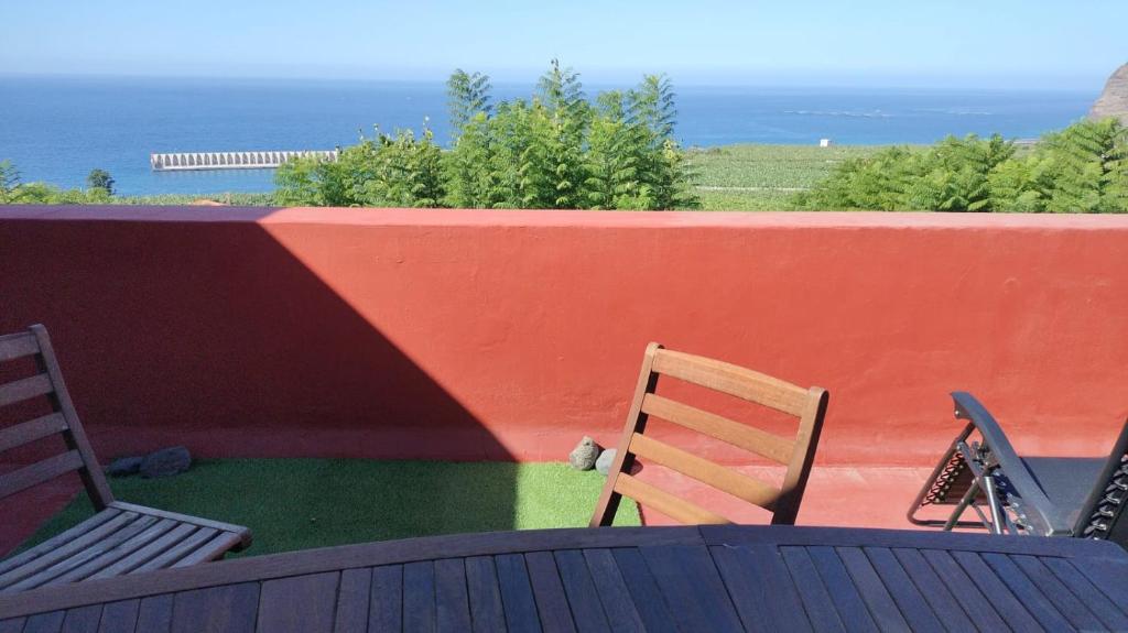 a table and chairs on a balcony with the ocean at Casa Las Tías Tazacorte in Tazacorte
