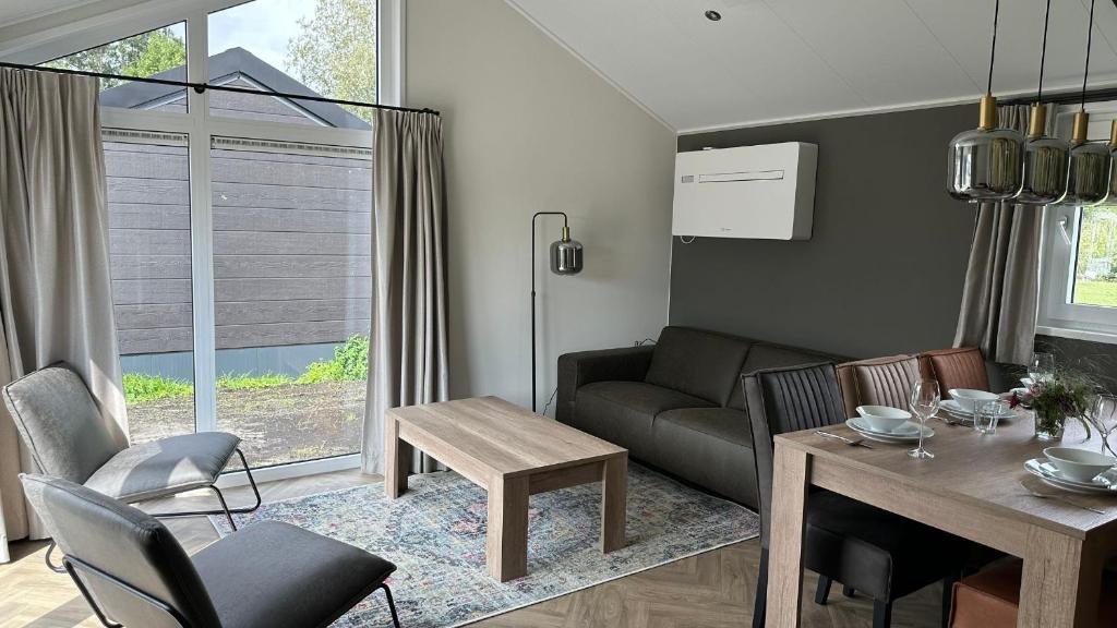 Waterpark Giethoorn - Three-Bedroom Chalet