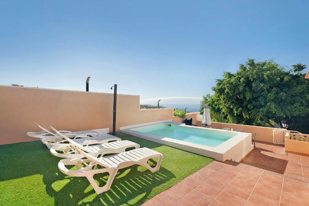 un cortile con piscina e sedie di Finca Los Corcos a Guía de Isora