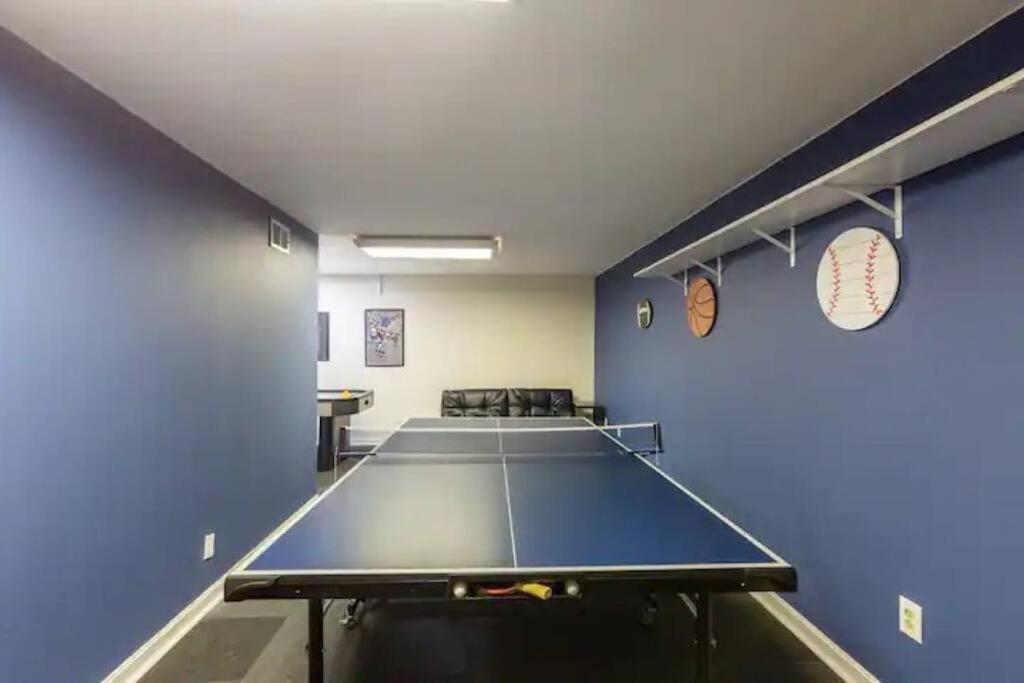 Stolní tenis v ubytování Lrge 5 BR 9 Beds Near DC-Pool, Hot Tub, Gym, Game Rm, Fire Pit nebo okolí