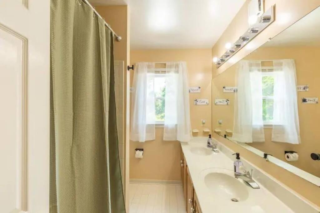 Koupelna v ubytování Lrge 5 BR 9 Beds Near DC-Pool, Hot Tub, Gym, Game Rm, Fire Pit