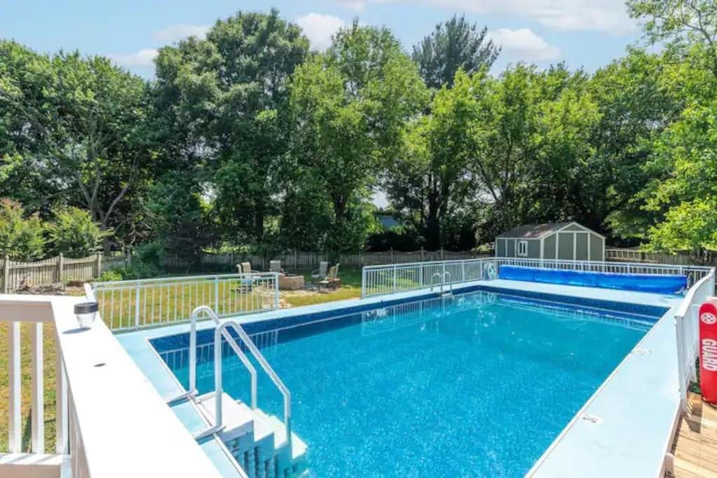 Bazén v ubytování Lrge 5 BR 9 Beds Near DC-Pool, Hot Tub, Gym, Game Rm, Fire Pit nebo v jeho okolí