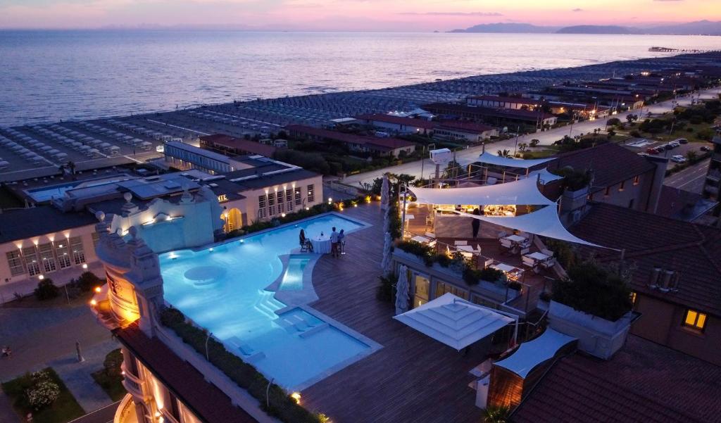 een uitzicht over een resort met een zwembad bij Grand Hotel Principe Di Piemonte in Viareggio