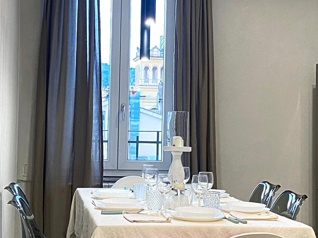 una mesa con un pastel en ella con una ventana en Francesca's Minimal-Chic Design apartment, en Montecatini Terme