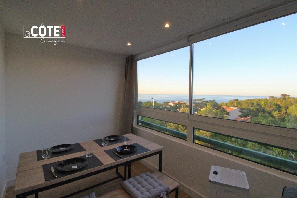 une pièce avec une table et une grande fenêtre dans l'établissement SAMOA - 4 COUCHAGES, à Sausset-les-Pins