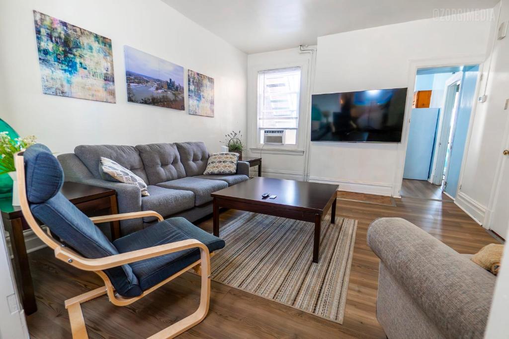 Μια τηλεόραση ή/και κέντρο ψυχαγωγίας στο Stylish Apt - 2 Queen Bed - Easy Hospital Access