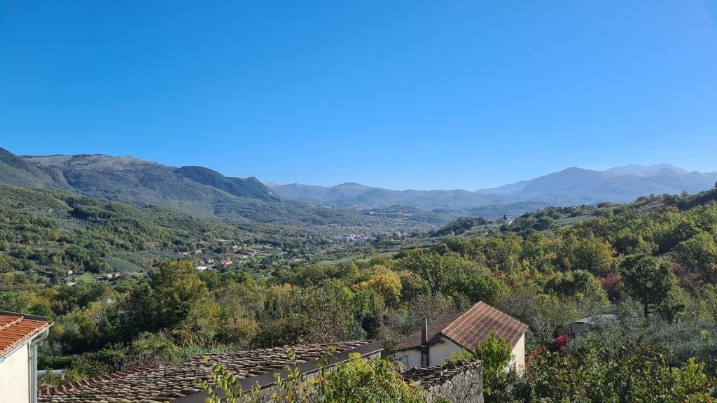 vistas a un valle con montañas en el fondo en La collina degli ulivi, en Conocchia
