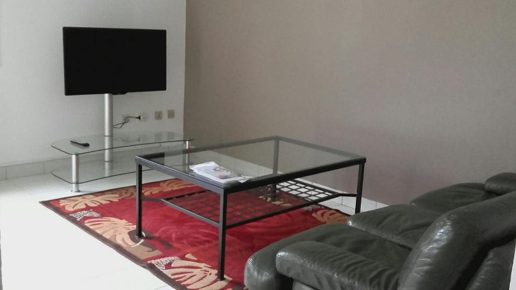 un salon avec une table en verre et un canapé dans l'établissement Oasis T3 centre ville jardin privé, à Villeurbanne