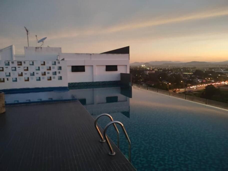 ein Gebäude mit einem Pool darüber in der Unterkunft MyStudio Imperio Home , Alor Setar with sky infinity pool in Alor Setar