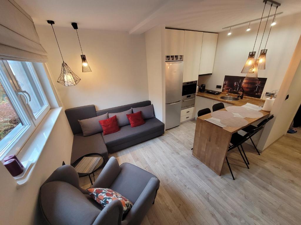 - un salon avec un canapé et une table dans l'établissement apartament MT burszynowe osiedle, à Jantar