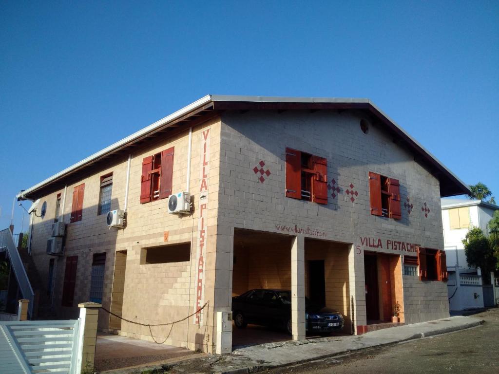 a building under construction with a car in the garage at Villa Pistaches in Grand-Bourg