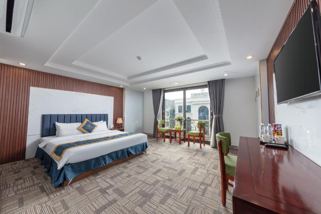 pokój hotelowy z łóżkiem i telewizorem z płaskim ekranem w obiekcie Central Sapa Charm Hotel w mieście Sa Pa