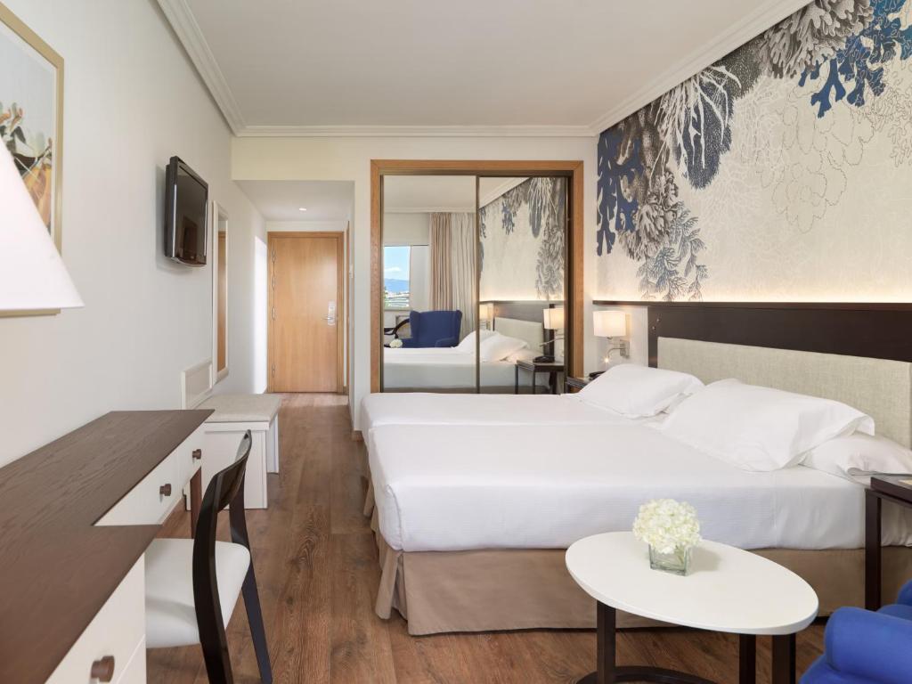 Postel nebo postele na pokoji v ubytování H10 Salauris Palace