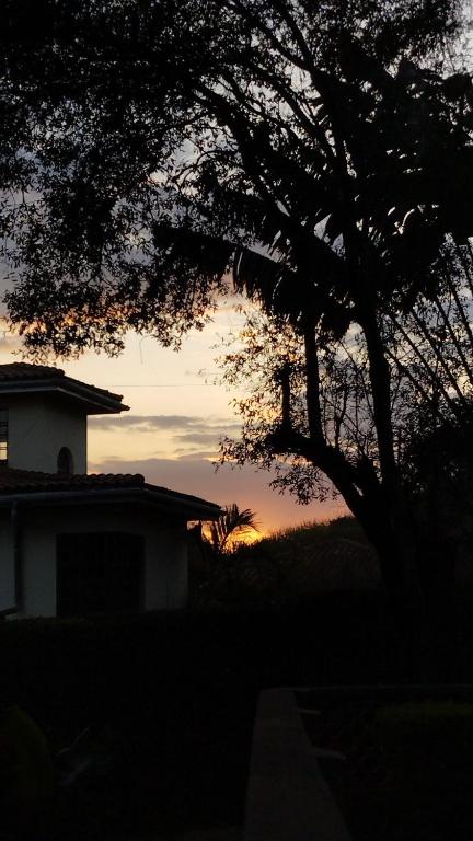 Východ nebo západ slunce při pohledu z bed and breakfast nebo okolí