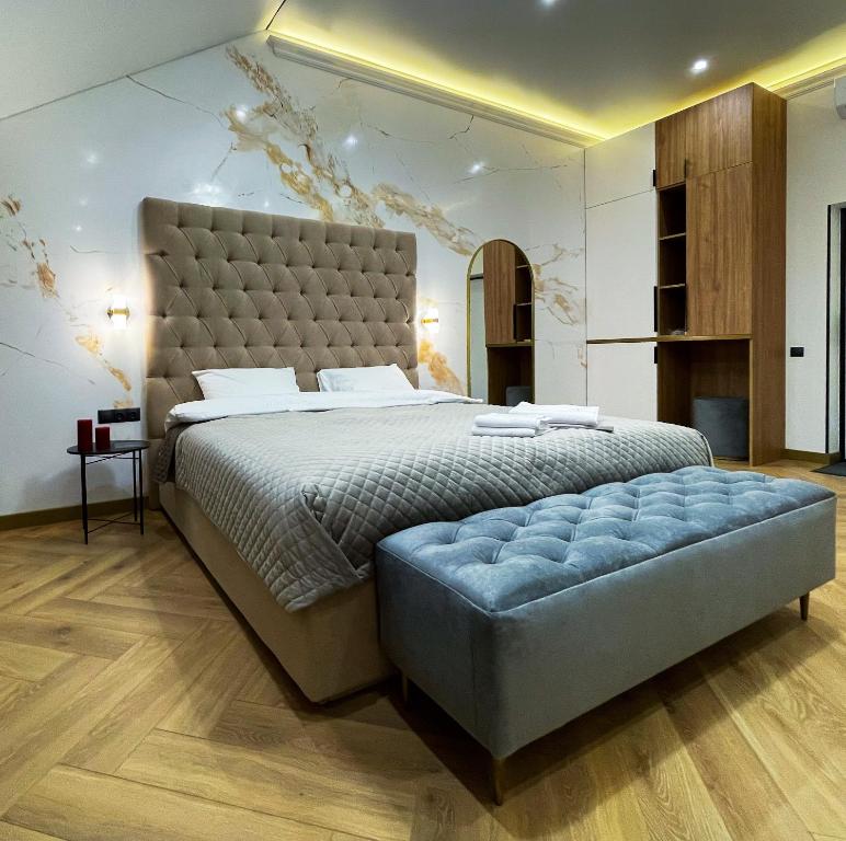 um quarto com uma cama grande e uma cabeceira de cama abobadada em MYFREEDOM LUX Апартаменти Центр вул Пушкінська 33 м Хрещатик em Kiev