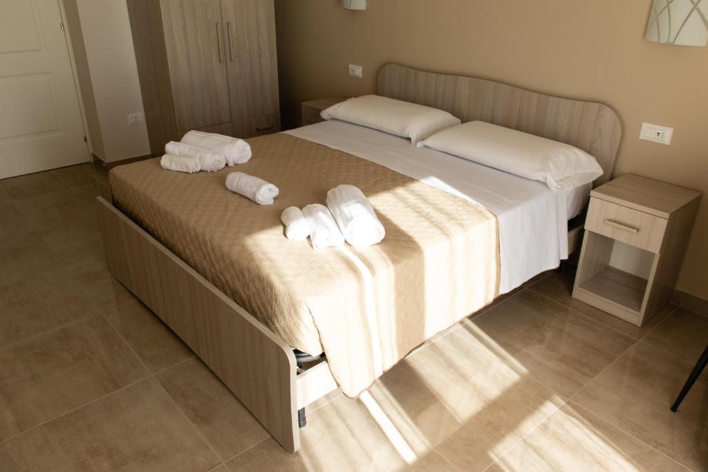 Postel nebo postele na pokoji v ubytování Bed & Breakfast Nonno Gigi - Falerna Marina