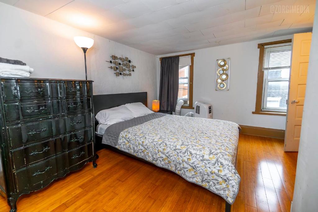 Un dormitorio con una cama y una cómoda. en Charming Guest House - Pittsburgh's Little Italy, en Pittsburgh