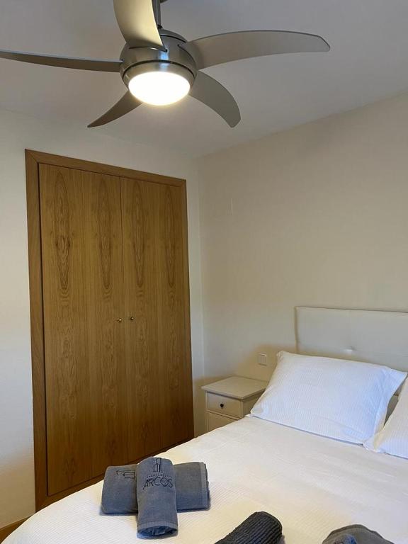 een slaapkamer met een bed en een plafondventilator bij Apartamento Arcos Costa Cálida III in Águilas