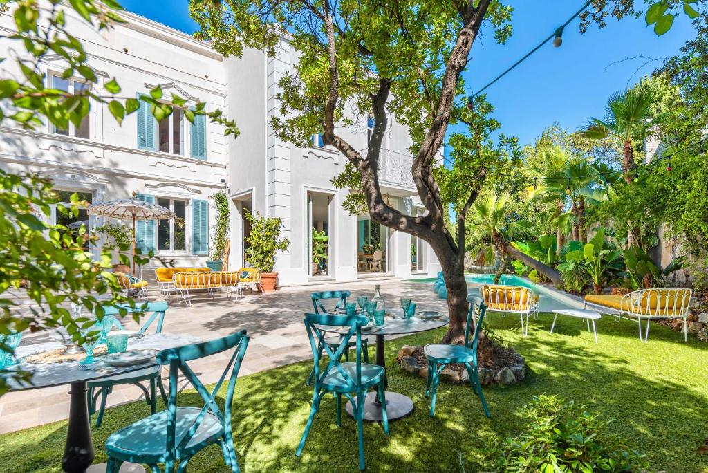 - une table et des chaises dans la cour d'une maison dans l'établissement Chambre d'hôtes de luxe, Toulon Mourillon, 4 belles chambres, Piscine, à Toulon