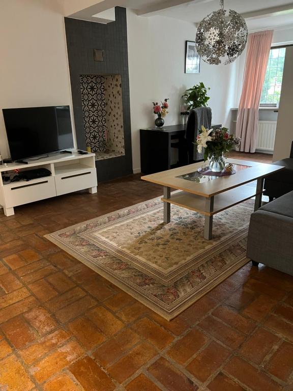 TV a/nebo společenská místnost v ubytování Lugnt och centralt läge