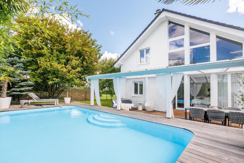 una casa con piscina frente a una casa en 5 rooms villa with heated pool and fireplace, 
