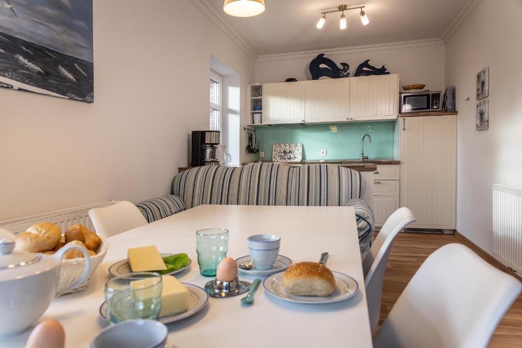 eine Küche mit einem Tisch mit Essen drauf in der Unterkunft 50017 Haus Silbermöwe in Harlesiel
