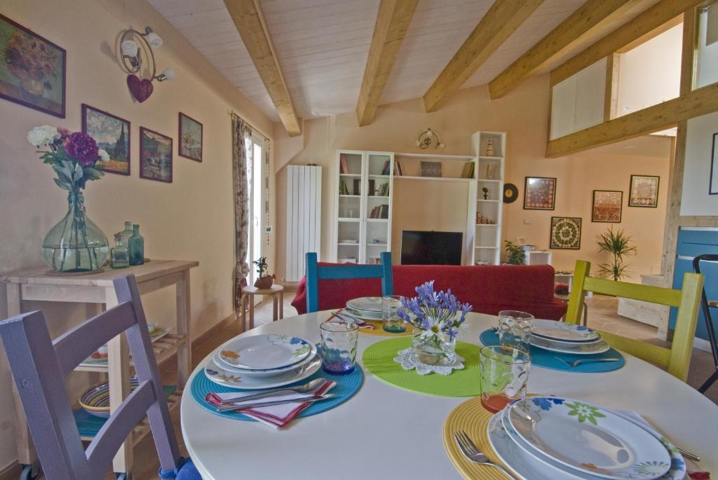 een eetkamer met een witte tafel en stoelen bij A Prima Vista in Perugia