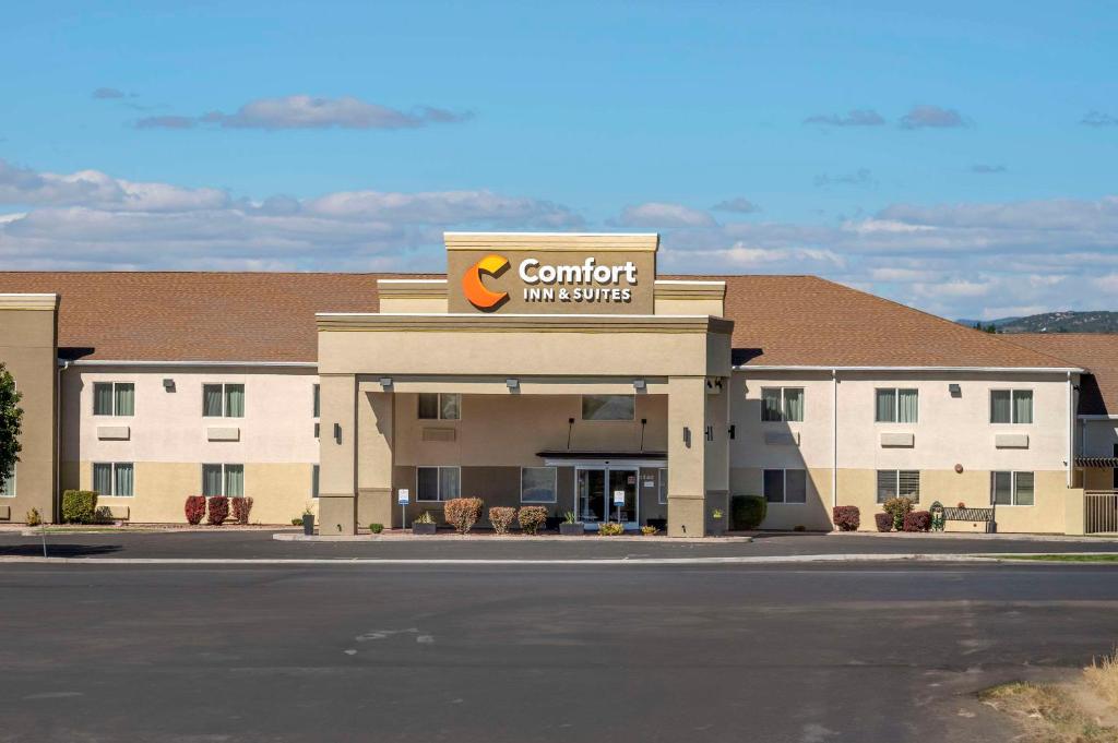 una vista frontal de un hotel con un cartel en Comfort Inn & Suites Beaver - Interstate 15 North, en Beaver