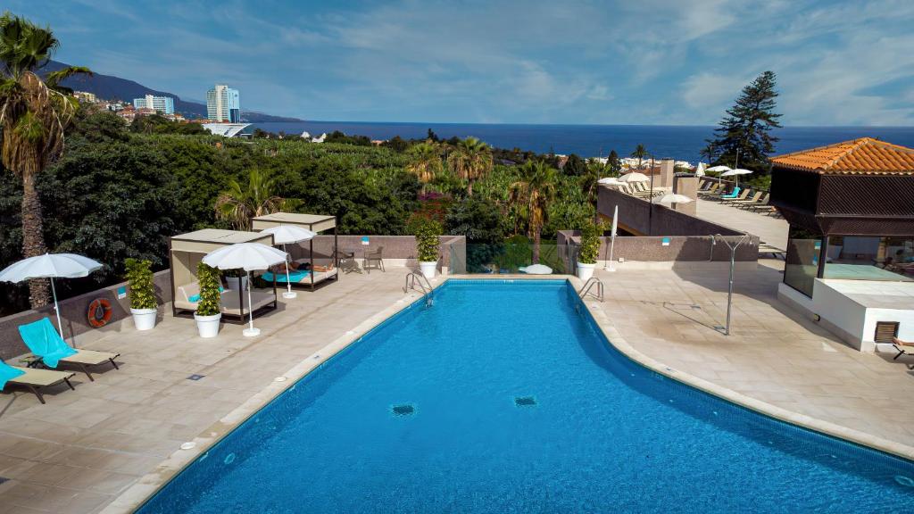 uma piscina com vista para o oceano em AluaSoul Orotava Valley - Adults Only em Puerto de la Cruz