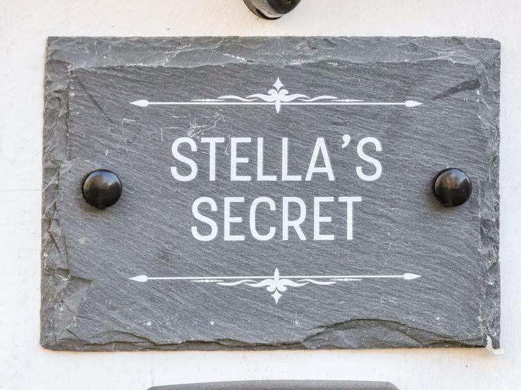 una señal que dice sebelias en secreto en una pared en Stella’s secret, en Bridlington