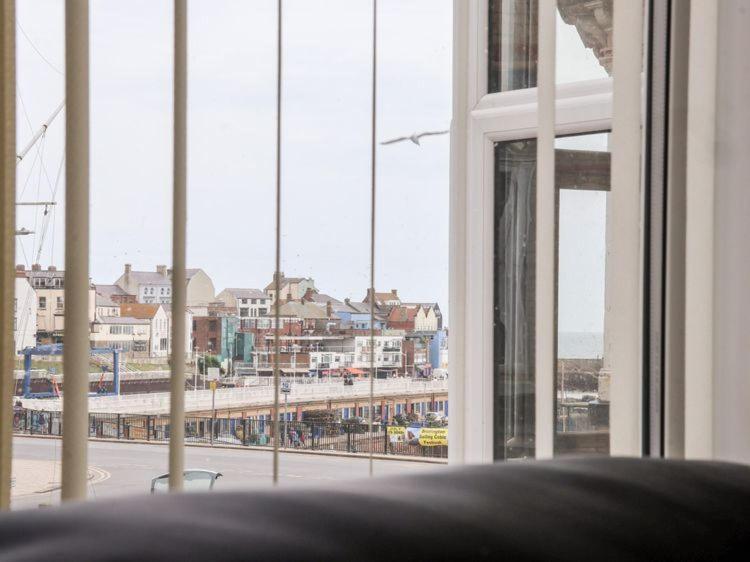 una ventana grande con vistas a la ciudad. en Stella’s secret, en Bridlington